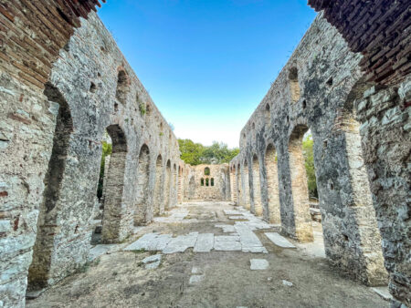 Teile der Ruinen der Großen Basilika von Butrint sind am Bild zu sehen. Die Stätte ist Teil des UNESCO-Weltkulturerbes im Süden von Albanien.