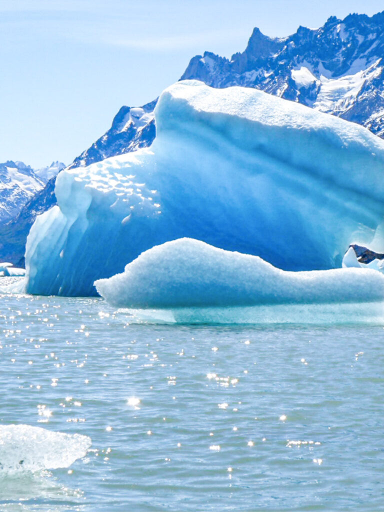 Ein großer Eisblock des Perito-Moreno-Gletschers treibt im Wasser vor der Península de Magallanes.