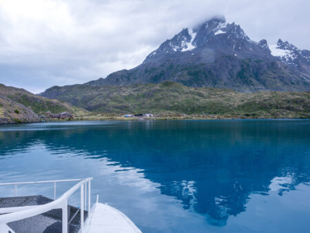 Ein Ausblick über den Lago Pehoé vom Deck eines Boots während einer Bootstour mit Weltweitwandern auf einer Reise durch Patagonien.