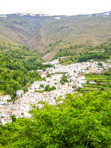 Man sieht Trevélez, ein malerisches Bergdorf in der Region Alpujarras in der Provinz Granada im Süden Spaniens.