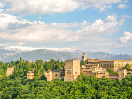 Ein Landschaftsfoto des Palasts Alhambra im Südosten von Spanien. Diese Aussicht ist eines der Highlights auf der Wanderreise durch Südspanien mit Weltweitwandern.