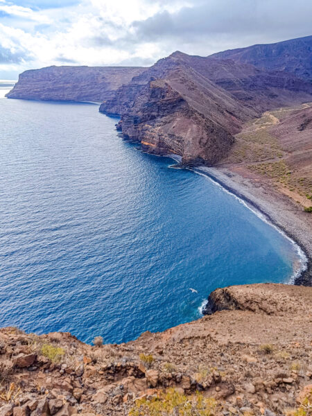 Man sieht die Bucht des Playa de la Guancha auf der Insel La Gomera im strahlenden Licht der Mittagssonne.