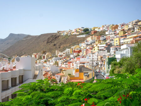 Ein Foto mit einer Aussicht auf San Sebastián de la Gomera im strahlenden Sonnenschein der kanarischen Insel.