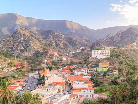 Eine Aussicht auf Vallehermoso, eine Ortschaft auf La Gomera. Der Name der Ortschaft heißt übersetzt schönes Tal, ein treffender Name, wie auch das Foto der Ortschaft bestätigt.