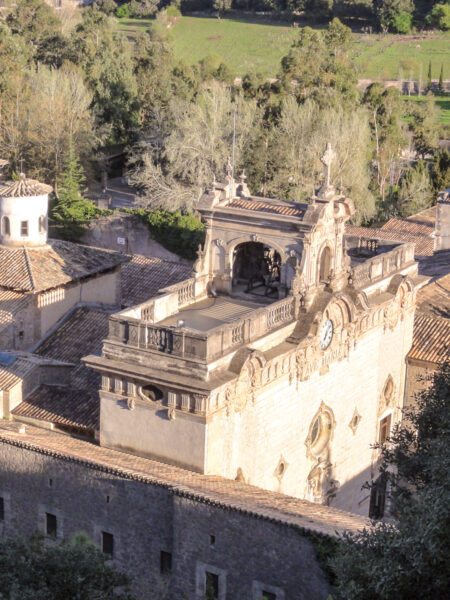 Man sieht einen Teil des Santuari de Lluc, eines Klosters auf Mallorca.