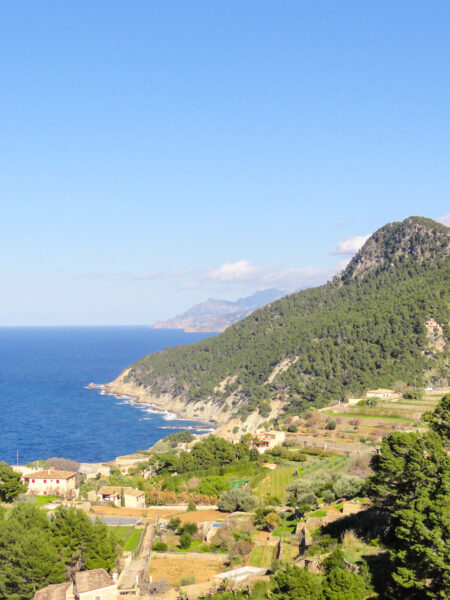 Die Serra de Tramuntana, ein Teil der Küste im Nordwesten von Mallorcavon Mallorca, der im Zuge einer Wanderreise mit Weltweitwandern begangen wird.