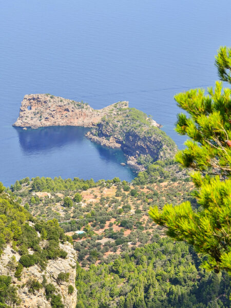 Ein Blick auf die schroffe Küstenlinie im Nordwesten Mallorcas. Am Bild zu sehen ist ein Teil des Gebirgszugs Serra de Tramuntana.