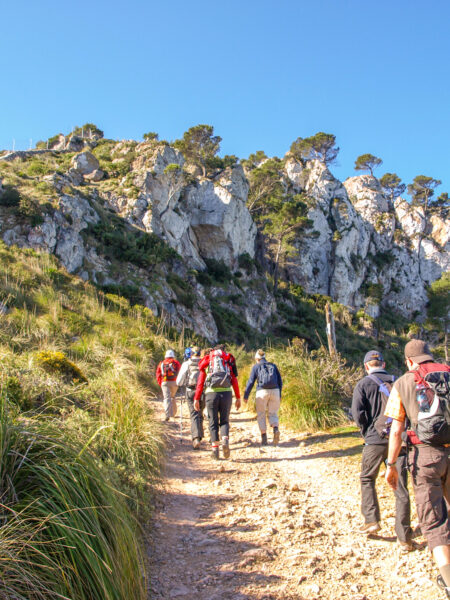 Eine kleine Wandergruppe auf Reisen mit Weltweitwandern folgt einem Pfad durch die gebirgigen Region von Mallorca.