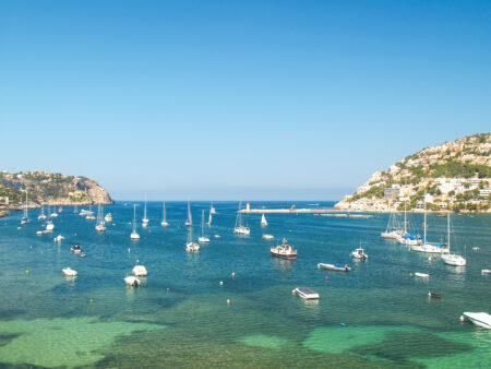 Mehrere kleinere und größere Boote liegen im Hafen von Port d'Andratx auf Mallorca.