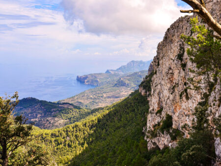 Man sieht eine Landschaftsaufnahme von Mallorca, die vom Camí de s'Arxiduc aus aufgenommen wurde.