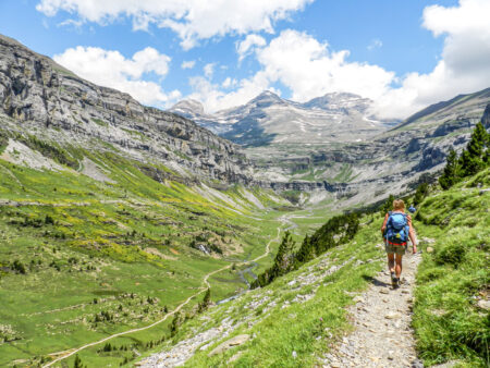 Eine Wanderin folgt einem Schotterweg auf dem Weg zu Cola de Caballo im Ordesa-Canyon.