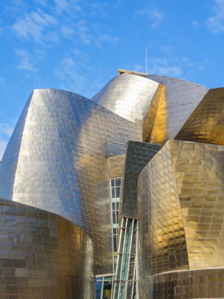 Man sieht die moderne Architektur des Guggenheim-Museums in Bilbao.