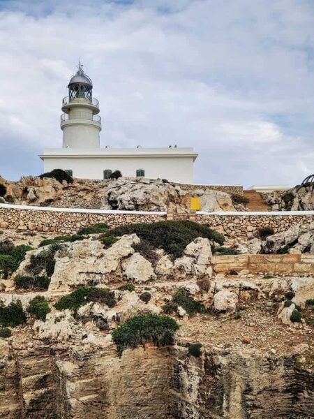 Wir sehen den Leuchtturm von Cavalleria auf der Insel Menorca. Das Foto aufgenommen im Zuge einer Wanderung während einer Reise auf der spanischen Insel.