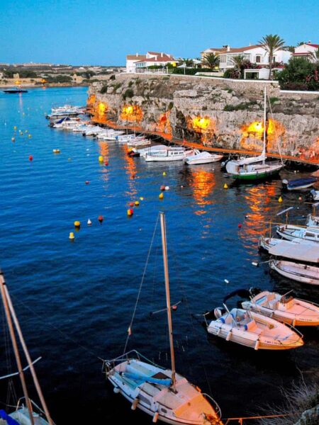 Ein Foto eines Hafens auf der spanischen Inseln Menorca aufgenommen am Abend nach einem langen Wandertag während einer Reise mit Weltweitwandern aufgenommen.