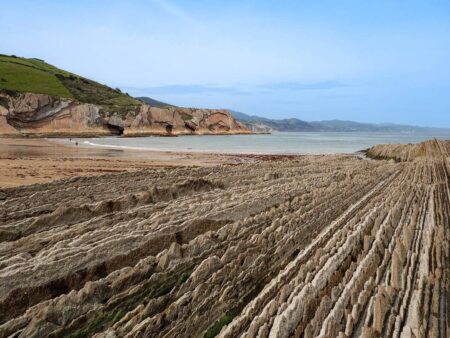Das Flysch an der Küste des Baskenlandes, eine besondere Felsformation, über Sedimentablagerungen entsteht.