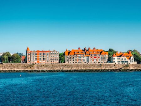 Man sieht Gebäude des Stadt Getxo im Baskenland vom Wasser aus.