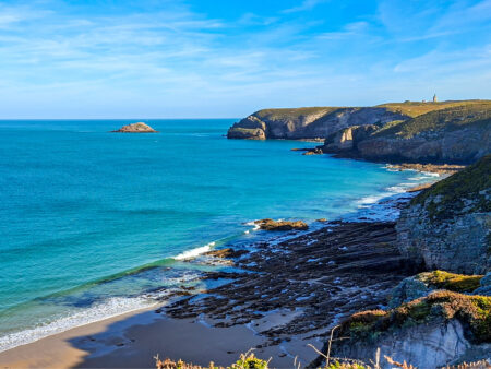 Ein Bild der Küstenlandschaft des Cap Frehel im Nordwesten von Frankreich. Zu sehen ist konkret das Cap Frehel.