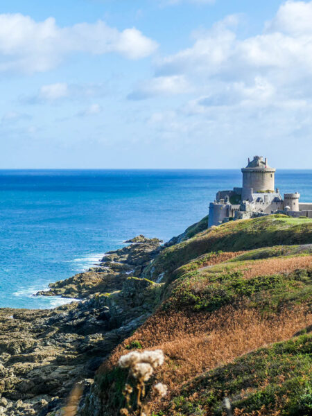 Das Fort La Latte, auch bekannt als Château de la Roche Goyon, sitzt an der Küste der Bretagne und schaut auf das Meer hinaus. Die Burg ist ein Highlight auf der Wanderreise mit Weltweitwandern in der Region.