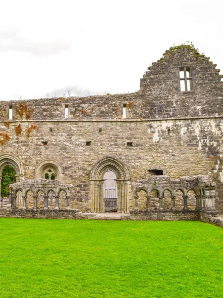 Man sieht einen Teil der Ruinen der Cong Abbey im County Mayo in Connemara auf Irland.