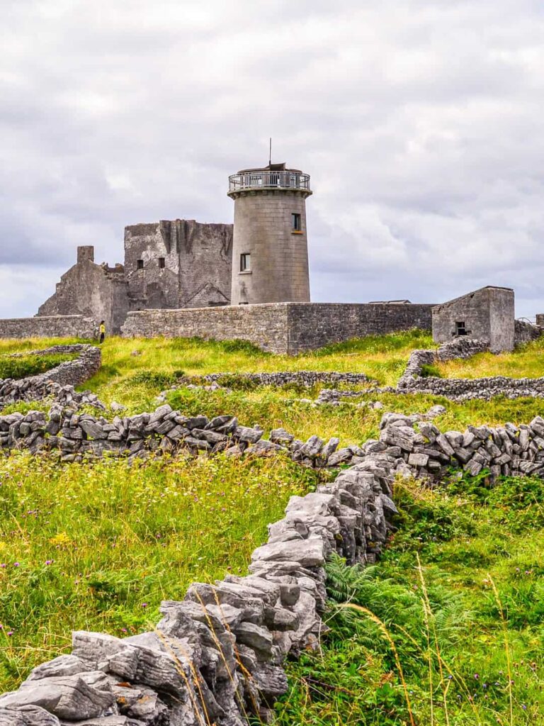 Die Inishmore Signal Station und der angrenzende Leuchtturm auf den Aran-Inseln in Irland sind am Bild zu erkennen.