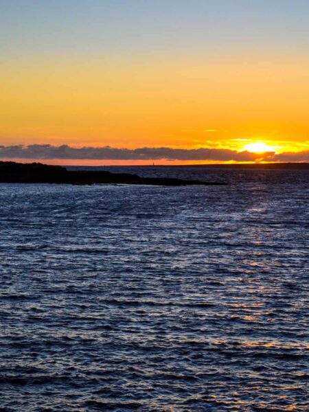 Man sieht die untergehende Sonne vor der irischen Westküste.