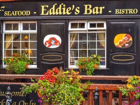 Man sieht die Fassade eines Restaurants namens Eddie's Bar in Clonbur, County Galway, Irland.
