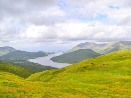 Ein Ausblick vom Leenaun Hill auf den Killary Harbour in Connemara, in Irland. Das Bild wurde von einer Wanderroute durch die Region aus aufgenommen.
