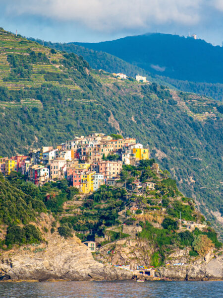 Die Ortschaft Cornoglia in Ligurien thront etwa hundert Meter über dem Meeresspiegel. Die Ortschaft, die Teil des UNESCO-Weltkulturerbes ist, fasst etwa 250 Personen und besticht durch ihre bunten Häuser.