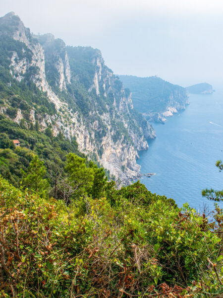 Man sieht mehrere steile Klippen, die man auf einem Wanderweg von Riomaggiore nach Portovenere bestaunen kann.