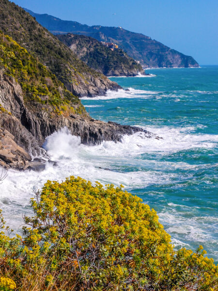 Die steilen Klippen der ligurischen Küste ragen über dem Meer auf.