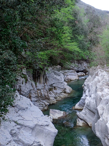 Man sieht die Gole del Calore in Süditalien. Bei der Schlucht handelt es sich um eines der Highlights einer Wanderreise im Cilento.