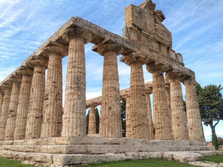 Man sieht den dorischen Tempel der Athene von Paestum, der als Teil einer Wanderreise mit Weltweitwandern besucht werden kann.