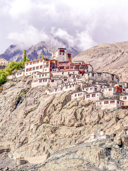 Das Bild zeigt ein das Diskit-Kloster (auch Diskit Gompa), das älteste und größte buddhistische Kloster im Nubra-Tal in Ladakh, im Norden von Indien.
