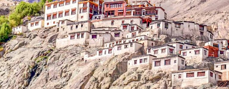 Das Bild zeigt ein das Diskit-Kloster (auch Diskit Gompa), das älteste und größte buddhistische Kloster im Nubra-Tal in Ladakh, im Norden von Indien.