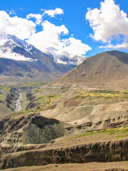 Ein Panoramafoto des Nubratals in Ladakh, aufgenommen von einer Wanderroute die durch das Tal führt.