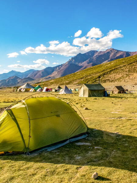 Man sieht mehrere Zelte, die für eine Trekkingreise durch das Nubratal in Ladakh errichtet wurden.