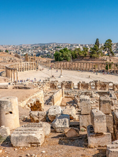 Ein Bild des antiken Ovalen Forum in den jordanischen Stadt Jerash. Die Ruinenstätte gibt einen Einblick in altrömische Zeiten.