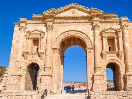 Auf dem Bild ist der Hadriansbogen in der antiken Stadt Jerash zu sehen, der sich vom jordanischen Himmel abhebt.
