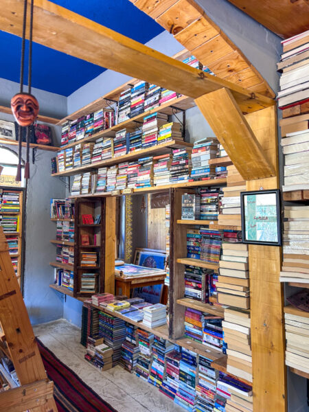 Das Bild zeigt das Innere eines Buchladen in der Stadt Madaba in Jordanien.