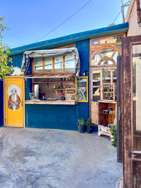 Ein Foto eines kleinen Cafés oder Coffeeshops in der Stadt Madaba. Die Stadt ist ein Halt auf einer Reise mit Weltweitwandern, die durch Jordanien führt.