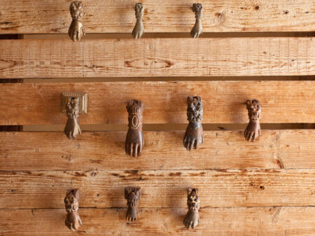 Traditionelle Türklopfer in Form von Händen an der Türe der nachhaltig betriebenen Unterkunft Feynan Ecolodge in Jordanien.