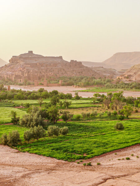 Wir sehen die UNESCO-geschützt Kasbah von Aït Ben Haddou, ein Beispiel für die Lehmarchitektur der Berberstämme in den bergigen Regionen von Marokko.