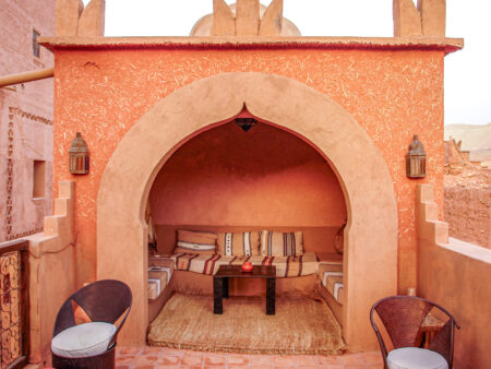 Ein Sitzbereich in einer überdachten Terrasse, wie man ihn zum Beispiel auch in einer Kasbah finden würde.