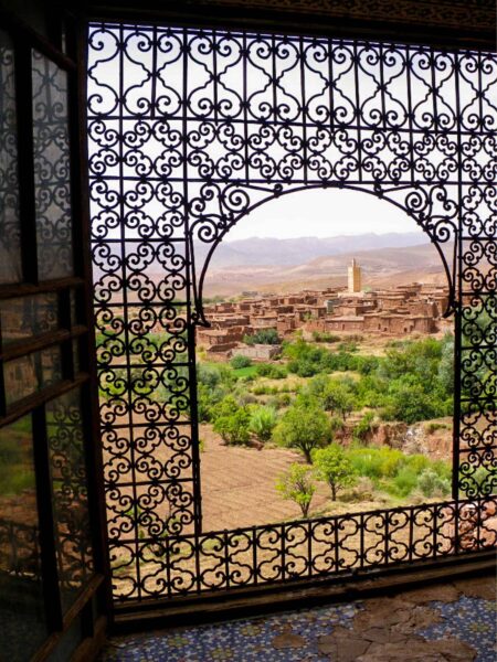 Ein Ausblick aus einem Fenster auf die Telouet Kasbah in Marokko, eine historische Festun im Hohen Atlas-Gebirge.