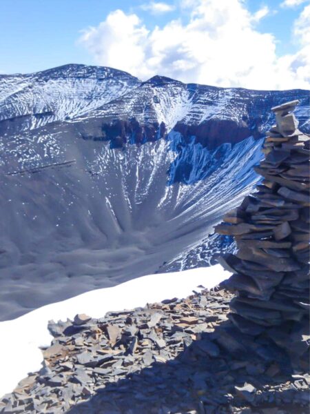 Der M'Goun, der zweithöchste Berg im Atlas-Gebirge, ist im Bild zu sehen. Es liegt Schnee auf dem Boden.