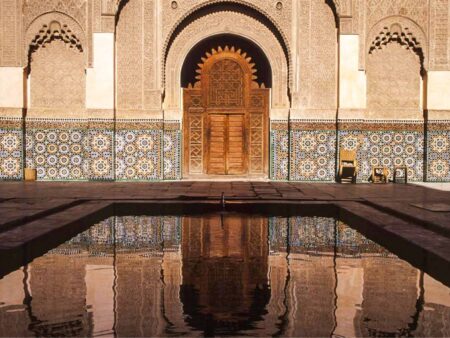 Man sieht die Ben Youssef Madrasa, eine Koranschule in Marrakesch, die auch im Zuge einer Trekkingreise mit Weltweitwandern besichtigt werden kann.