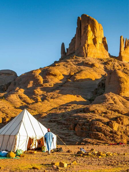 Wir sehen eine Zeltlager des Reiseveranstalters Weltweitwandern im Jbel Saghro in Marokko. Im Hintergrund erheben sich die Felsformationen in den Himmel.