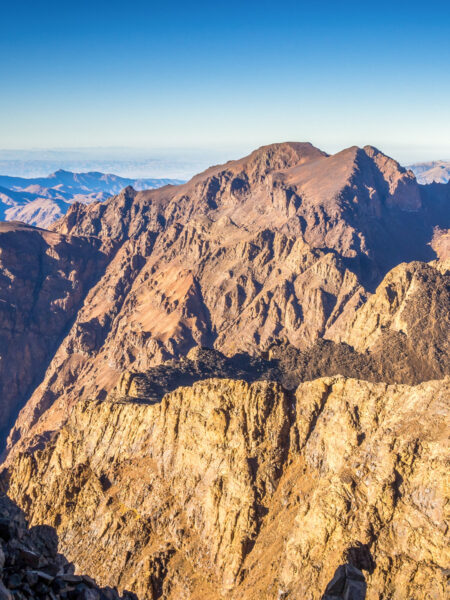 Eine Panoramaaufnahme eines Gipfel im Toubkal-Nationalpark im Hohen Altas.