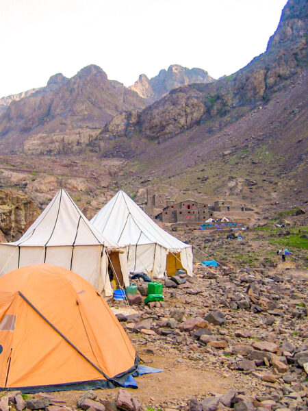 Man sieht das kleine Camp der Trekkinggruppe von Weltweitwandern, wo sie die Nacht im Hohen Atlas verbringen.