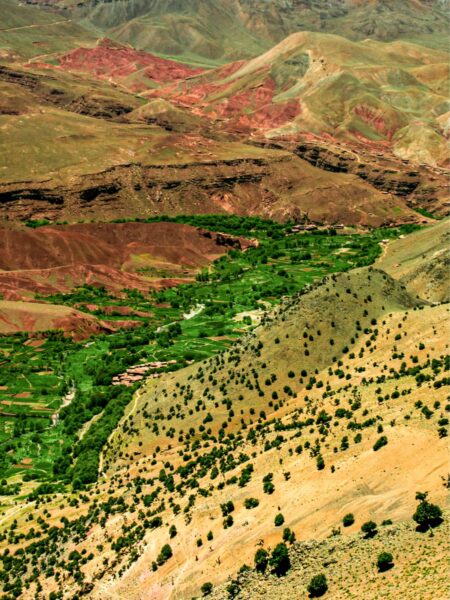 Auf dem Bild sieht man eine Landschaftsaufnahme des Hohen Atlas. Es zeigt ein fruchtbares Tal im Gebirge und auch die beiden Dörfer Ait Souka und Imlil.